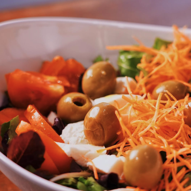 Foto insalata preparata da Clever Cafè ad Almè