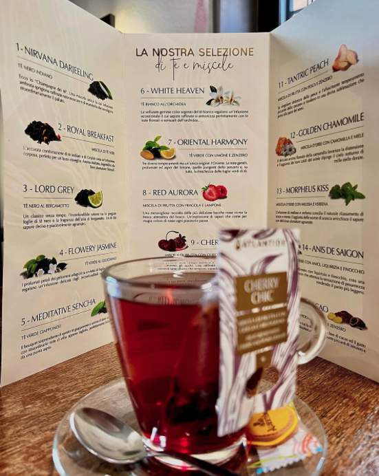 Merenda con tazza di the al Clever Cafè ad Almè